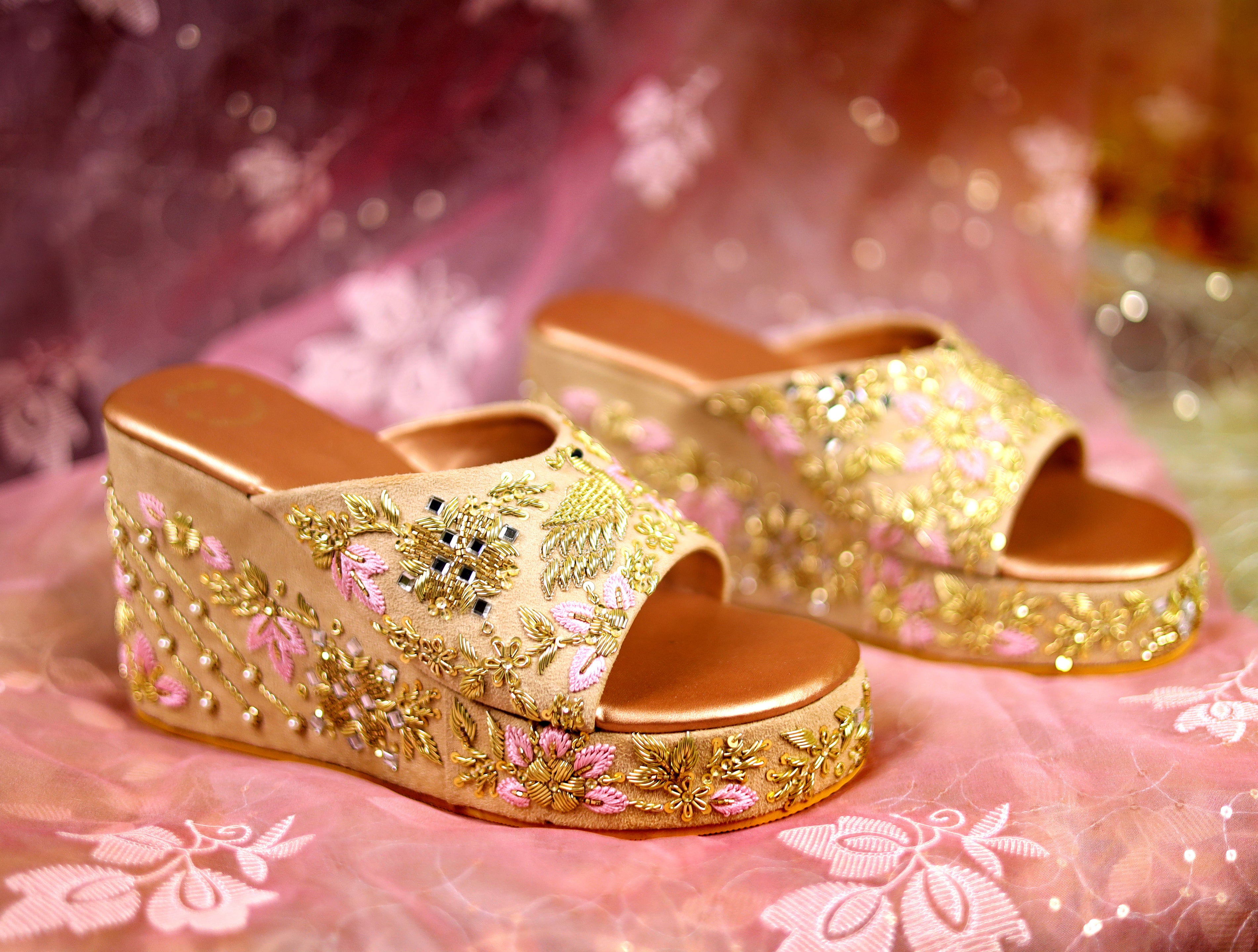 Kanak Mayoor Wedges (Golden)